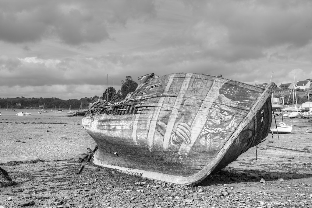 HDR Cimetiere a bateaux B&W scheepskerkhof scheepswrakken scheepswrak urbex quelmer rance bretagne frankrijk kerkhof schip schepen boot boten graffiti strand zwart wit foto